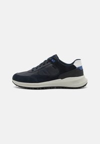 Sneaker blu navale realizzati in materiali scamosciati e in rete, con suola in gomma testurizzata e accenti bianchi e blu contrastanti sul tallone e sulla linguetta.
