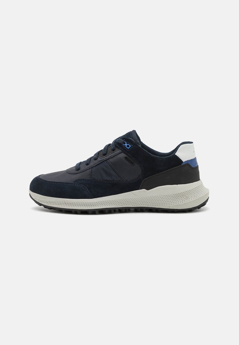 Sneaker blu navale realizzati in materiali scamosciati e in rete, con suola in gomma testurizzata e accenti bianchi e blu contrastanti sul tallone e sulla linguetta.