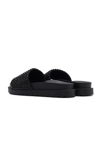 Zwarte slide sandalen met een gestructureerde, kralen bovenkant en een platte rubberen zool, met een open teen ontwerp en een gladde, matte afwerking.