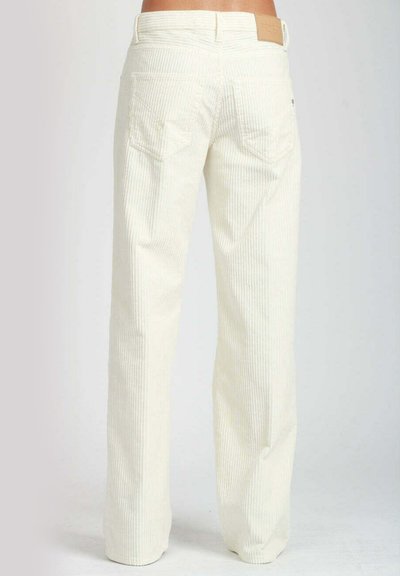 Pantaloni di corduroy bianchi con un design a gamba dritta, caratterizzati da righe verticali, due tasche posteriori e una piccola etichetta del marchio sulla vita.