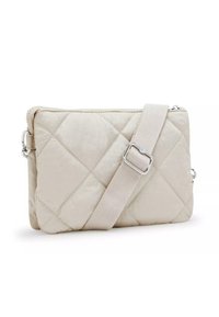 Borsa a tracolla crema trapuntata con superficie testurizzata, accessori in argento e tracolla regolabile, dotata di chiusura con zip e forma rettangolare.
