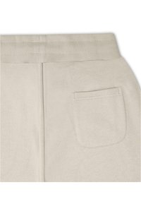 Jogger beige chiaro con vita a costine, dotato di una tasca posteriore e un tessuto morbido e testurizzato. Design semplice con linee pulite.