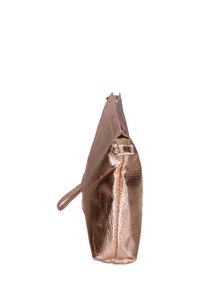 Borsa a pochette in oro rosa metallizzato, finitura liscia e texture, forma allungata, chiusura con zip, attacco per tracolla laterale, design minimalista.