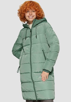 Manteau gonflé vert avec fermeture éclair à l'avant, capuche à cordon de serrage et poignets côtelés. Présente un matelassage horizontal et deux poches latérales.