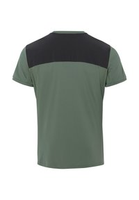 T-shirt a maniche corte di colore verde oliva con un pannello superiore nero. Presenta un tessuto morbido e un sottile dettaglio testurizzato sui lati.