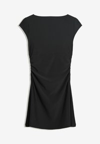 Robe noire avec de courtes manches à emmanchures, un col arrondi et une texture froncée à la taille, créant une silhouette fluide.