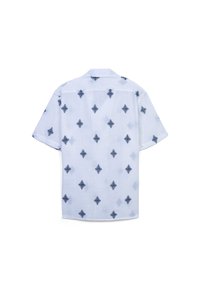Camicia a maniche corte con colletto realizzata in tessuto azzurro chiaro con uno sfondo bianco testurizzato. Presenta motivi a rombo blu scuro su tutta la superficie.