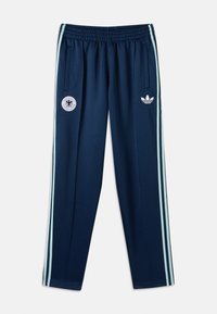 Sportske hlače mornarsko plave boje sa svijetloplavim prugama sa strane, elastičnim pojasom, džepovima na patentni zatvarač te bijelim Adidas logotipom i njemačkim nogometnim grbom sprijeda.