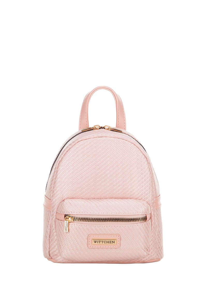 Piccolo zaino testurizzato rosa pallido con tasca anteriore con zip, tiranti della zip dorati e maniglia superiore.