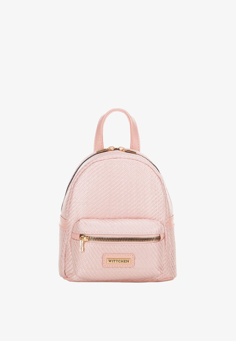 Mały, jasnoróżowy plecak o strukturze, z przednią kieszenią na zamek, złotymi uchwytami zamka i uchwytem na górze.