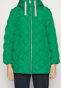 Veste doudoune verte avec un design matelassé, fermeture éclair et capuche. Équipée de poignets élastiques et d'une texture lisse avec une finition brillante.