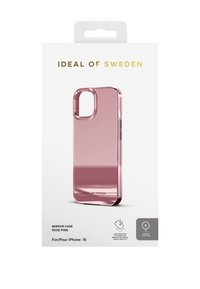 Housse miroir rose pastel pour iPhone 15 avec une finition brillante, coins carrés, découpe pour l'appareil photo, et matériau durable. Instructions et logo visibles.