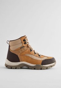 Wodoodporne buty trekkingowe w odcieniach tan i brązu, z wysokim fasonem, teksturowaną skórą, trwałą gumową podeszwą i metalowymi sznurowadłami.
