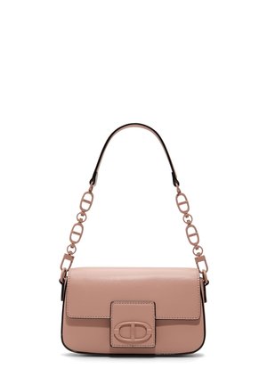 Sac à bandoulière en cuir rose blush avec des maillons de chaîne sur la sangle et un rabat avant doté d'une fermeture ovale à boucle avec un détail logo.