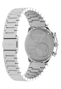Orologio cronografo in acciaio inox silver, con finitura lucida, dotato di bracciale a maglie e cassa rotonda, liscia, con incisione sul retro.