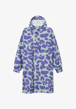 Waterdichte regenponcho in het groen met paarse abstracte vlekken, voorzien van een capuchon, lange mouwen en elastische manchetten. Lichtgewicht en ontworpen voor bescherming.
