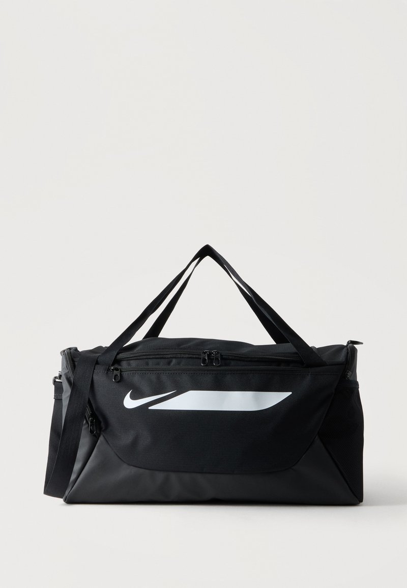 Sac de sport noir Nike avec logo blanc, compartiment principal zippé, poche avant et double sangle de transport sur fond uni.