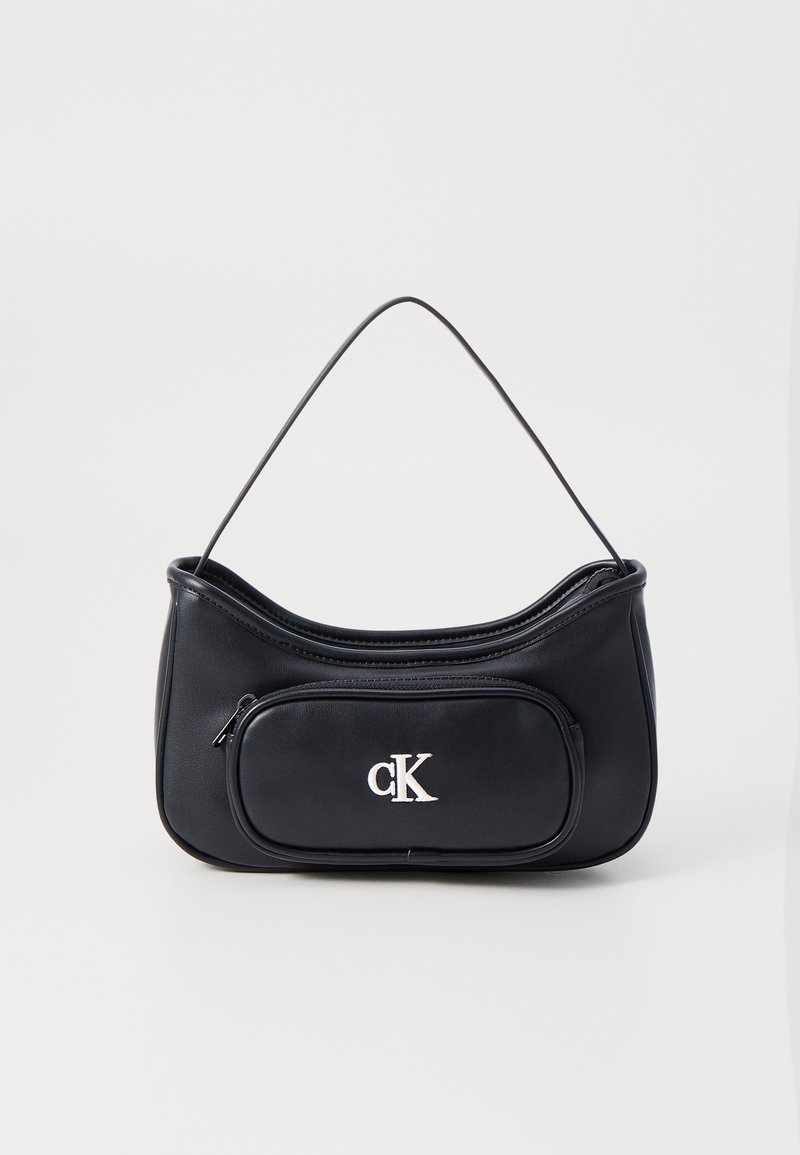 Czarna skórzana torebka o zakrzywionym kształcie, z pojedynczym paskiem i przednią kieszenią zamykaną na zamek błyskawiczny z logo w kolorze srebrnym. Gładka faktura i minimalistyczny design.