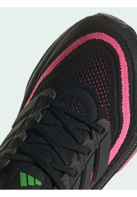 adidas Performance ULTRABOOST LIGHT - Hardloopschoenen voor op de weg - core black   core black   lucid lime