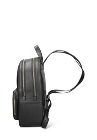 Zaino in pelle nera con due scomparti orizzontali con cerniera e una tasca laterale. Presenta una maniglia singola superiore e due spallacci regolabili.