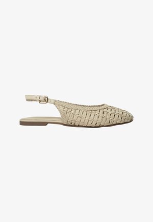 Beiger flacher Slingback-Schuh mit gewebtem Lederobermaterial und verstellbarem Schnallenriemen, mit spitzer Schuhspitze und niedrigem Absatz.