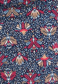 Tessuto blu navy con motivo floreale in rosso, blu e beige, caratterizzato da forme astratte e piccoli dettagli a pois bianchi.