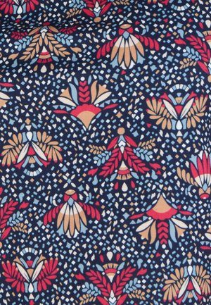 Tela azul marino con un patrón floral en rojo, azul y beige, con formas abstractas y pequeños puntos blancos a lo largo.