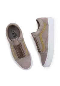Sneakers in suede marrone con accenti gialli e lacci marroni. Suola in gomma bianca. Design classico con punta arrotondata e dettagli cuciti.