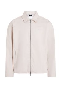 Giacca leggera rosa chiaro con colletto, zip frontale e tasche laterali; texture liscia, design minimalista, dettaglio di branding discreto.