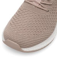 Pantofila sportivă de culoare maro deschis, cu un superior din tricot texturat, având vârful rotunjit, talpa intermediară albă și design cu șireturi.