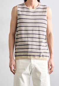 Bezrekawnik swetrowy z poziomymi paskami w kolorach kremowym, fioletowym i czarnym. Posiada okrągły dekolt i miękką teksturę.