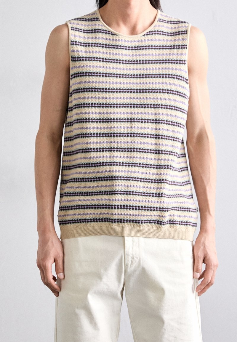 Bezrekawnik swetrowy z poziomymi paskami w kolorach kremowym, fioletowym i czarnym. Posiada okrągły dekolt i miękką teksturę.