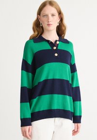 Gestreiftes Strick-Polo-Sweatshirt in Grün und Marineblau mit Kragen und drei goldenen Knöpfen am Ausschnitt. Lockere Passform und gerippter Saum.