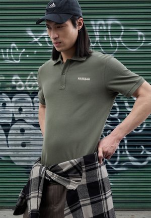 Napapijri E-SMALL BOX - Polo krekls - tea leaf