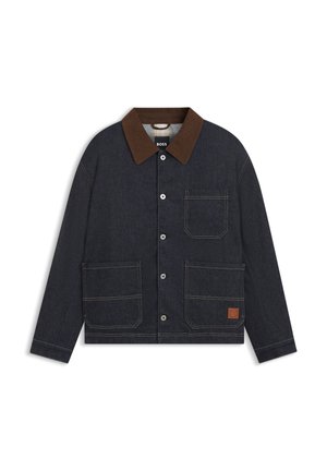 Tummansininen farkkutakki ruskealla corduroy-kauluksella, napillinen etuosa, kolme päälleommeltua taskua ja kontrastisommittelu, jossa on pieni nahkainen logoplässi.