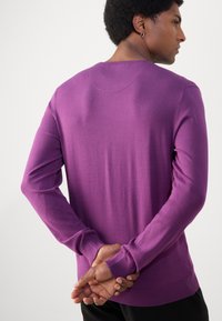 Scotch & Soda SEASONAL CORE REGULAR FIT CREWNECK - Striktrøje - gloxinia