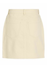 Falda de denim beige claro con corte recto, cuenta con dos bolsillos traseros, costuras visibles y un dobladillo que termina por encima de la rodilla.