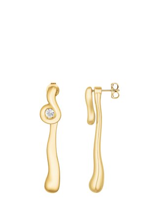 Pendientes colgantes en tono dorado con un diseño curvo asimétrico, uno con una sola piedra preciosa clara cerca de la parte superior.