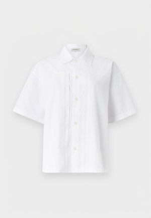 Λευκό πουκάμισο με κοντά μανίκια, κουμπιά και γιακά, με κάθετες πτυχώσεις μπροστά, παρουσιασμένο σε απλό φωτεινό φόντο.