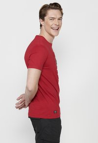 Koroshi SHORT SLEEVE - Apdrukāts T-krekls - rojo red