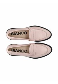 Mocasines de cuero rosas claros con punta redondeada, suela negra y costura decorativa en la parte superior. Logo "BIANCO" en negro en el interior.