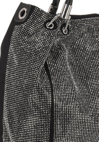 Czarna torebka zdobiona kryształkami, z teksturowaną powierzchnią, błyszczącymi metalowymi elementami i regulowanymi podwójnymi uchwytami.