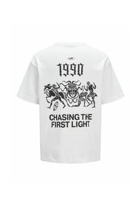Hvid bomulds T-shirt med sorte grafiske tryk af mytologiske figurer og teksten "1990 JAGER DET FØRSTE LYS" på ryggen.