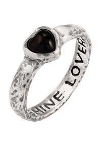 Silverring med en strukturerad band, som har en hjärtformad svart sten. Inskrift "SHINE LOVER" längs bandet.