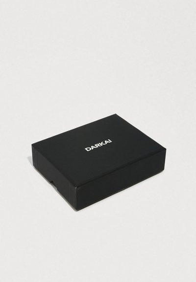 Cutie pătrată neagră cu finisaj mat neted și textul „DARKAI” în alb pe suprafața superioară. Design minimalist, fără modele vizibile.