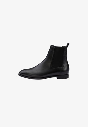 Schwarzer Leder-Knöchelstiefel mit elastischem Seitenteil, Zuglasche an der Ferse und niedrigem Absatz, von der Außenseite auf weißem Hintergrund gezeigt.