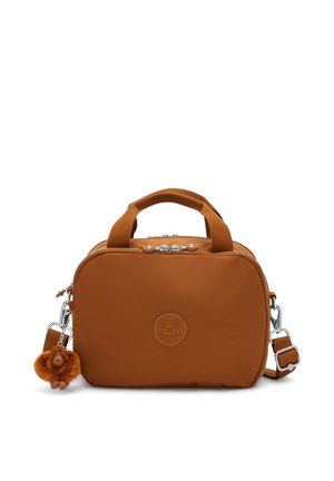 Braune rechteckige Handtasche mit kurzen Griffen, verstellbarem Schulterriemen, Frontlogo und kleinem pelzigen Affen-Schlüsselanhänger befestigt.