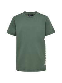 Grøn bomulds t-shirt med korte ærmer. Har et hvidt trykt tekstdesign på venstre side. Rund halsudskæring og almindelig pasform.