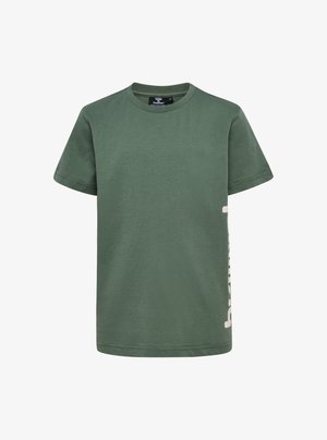 Grøn bomulds t-shirt med korte ærmer. Har et hvidt trykt tekstdesign på venstre side. Rund halsudskæring og almindelig pasform.