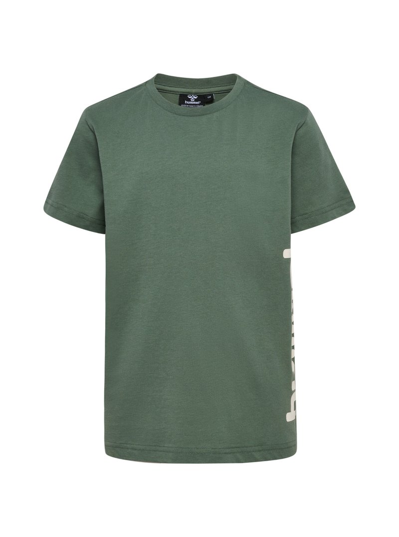 Grøn bomulds t-shirt med korte ærmer. Har et hvidt trykt tekstdesign på venstre side. Rund halsudskæring og almindelig pasform.